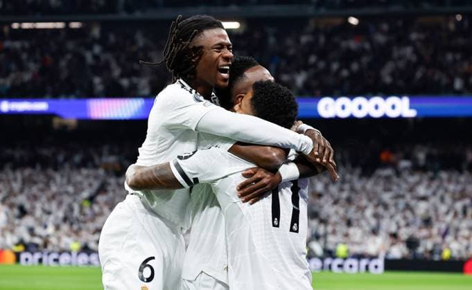 Sport Bilder des Tages Rodrygo of Real Madrid celebrates scoring the opening goal Real Madrid v Atletico Madrid , UEFA Champions League, Round of 16, First Leg, Football, Santiago Bernabeu, Madrid, Spain - 04 Mar 2025 EDITORIAL USE ONLY No use with unauthorised audio, video, data, fixture lists, club league logos or live services. Online in-match use limited to 120 images, no video emulation. No use in betting, games or single club league player publications. Copyright: xRubenxAlbarran Shutterstockx 15178301ao