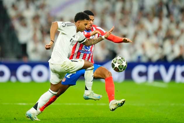Real Madrid C.F. v Atletico de Madrid - UEFA Champions League 2024 25 Round of 16 First Leg Rodrygo Goes right winger of Real Madrid and Brazil and Samuel Lino left winger of Atletico de Madrid and Brazil a co during the UEFA Champions League 2024 25 UEFA Champions League 2024 25 Round of 16 first leg match between Real Madrid C.F. and Atletico de Madrid at Estadio Santiago Bernabeu on March 4, 2025 in Madrid, Spain. Madrid Spain  Copyright: xJosexBretonx originalFilename:bretonhernandez-realmadr250304_npCvG.jpg
