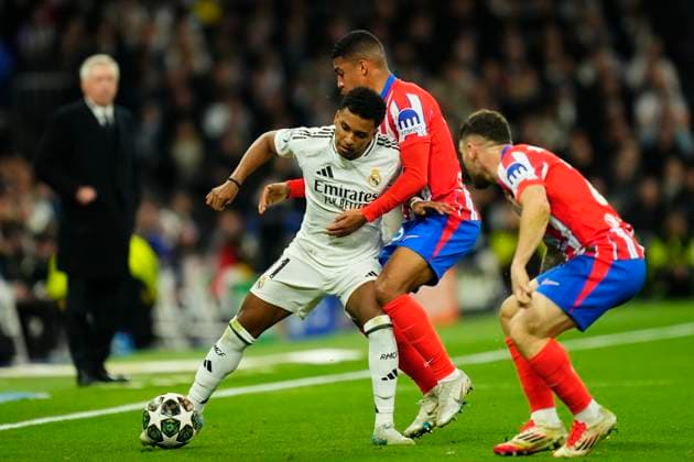 Real Madrid C.F. v Atletico de Madrid - UEFA Champions League 2024 25 Round of 16 First Leg Rodrygo Goes right winger of Real Madrid and Brazil and Samuel Lino left winger of Atletico de Madrid and Brazil compete for the ball during the UEFA Champions League 2024 25 UEFA Champions League 2024 25 Round of 16 first leg match between Real Madrid C.F. and Atletico de Madrid at Estadio Santiago Bernabeu on March 4, 2025 in Madrid, Spain. Madrid Spain  Copyright: xJosexBretonx originalFilename:bretonhernandez-realmadr250304_npdIn.jpg