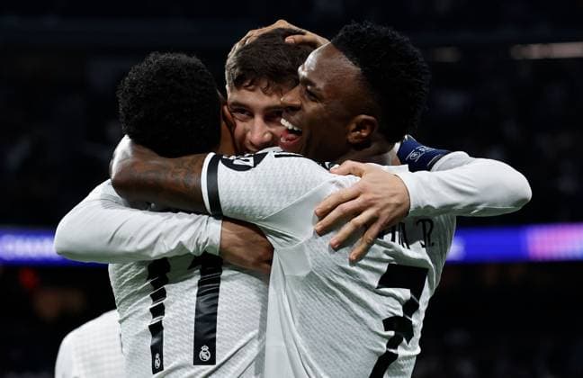 Rodrygo of Real Madrid celebrates scoring the opening goal with Vinicius Junior Real Madrid v Atletico Madrid , UEFA Champions League, Round of 16, First Leg, Football, Santiago Bernabeu, Madrid, Spain - 04 Mar 2025 EDITORIAL USE ONLY No use with unauthorised audio, video, data, fixture lists, club league logos or live services. Online in-match use limited to 120 images, no video emulation. No use in betting, games or single club league player publications. Copyright: xRubenxAlbarran Shutterstockx 15178301ap