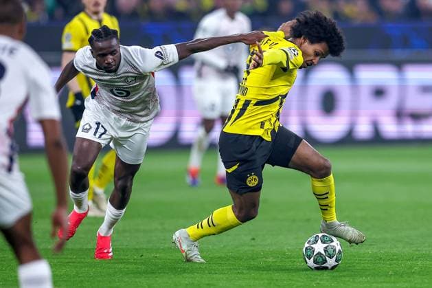 04 03 2025, Football, UEFA Champions League, Borussia Dortmund OSC Lille, Signal Iduna Park, Round of 16, Season 2024 2025 Karim Adeyemi BVB 27 in duel against Ngal ayel Mukau LOSC Lille 17 North Rhine-Westphalia Germany