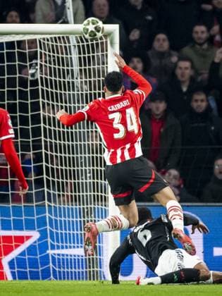 EINDHOVEN - Ismael Saibari of PSV Eindhoven shoots on the crossbar during the UEFA Champions league match between PSV Eindhoven and Arsenal FC at Phillips Stadium on March 4, 2025 in Eindhoven, Netherlands. ANP ROBIN VAN LONKHUIJSEN UEFA Champions League 2024 25 Round of 16 First leg 2024 25 xVIxANPxSportx xxANPxIVx 521567263 originalFilename: 521567263.jpg