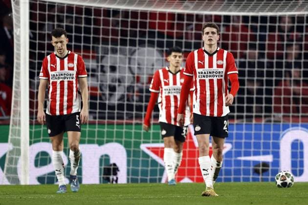 EINDHOVEN - (l-r) Ivan Perisic of PSV Eindhoven, Guus Til of PSV Eindhoven disappointment after the 0-1 during the UEFA Champions league match between PSV Eindhoven and Arsenal FC at Phillips stadium on March 4, 2025 in Eindhoven, Netherlands. ANP MAURICE VAN STEEN UEFA Champions League 2024 25 Round of 16 First leg 2024 25 xVIxANPxSportx xxANPxIVx 521567545 originalFilename: 521567545.jpg