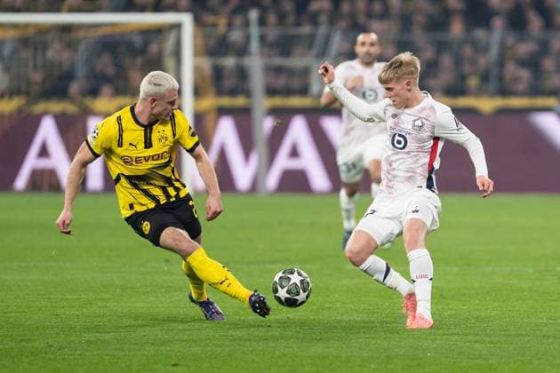 GER, UEFA Champions League, Borussia Dortmund vs OSC Lille 04 03 2025, Signal Iduna Park, Dortmund, GER, UEFA Champions League, Borussia Dortmund vs OSC Lille In the picture duel between Julian Ryerson BV Borussia Dortmund, 26 and Hakon Hakon Arnar Haraldsson OSC Lille, 7 nordphotoxGmbHxx xChristianxSchulze nph000300