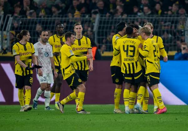 Borussia Dortmund cheering, in the background Ismaily OSC Lille, 31 Disappointment Borussia Dortmund vs OSC Lille, Football, UEFA Champions League, Round of 16, Season 2024 2025, 04 03 2025 DFL regulations prohibit any use of photographs as image sequences and or quasi video Copyright: HMBxMedia xMarcoxBader