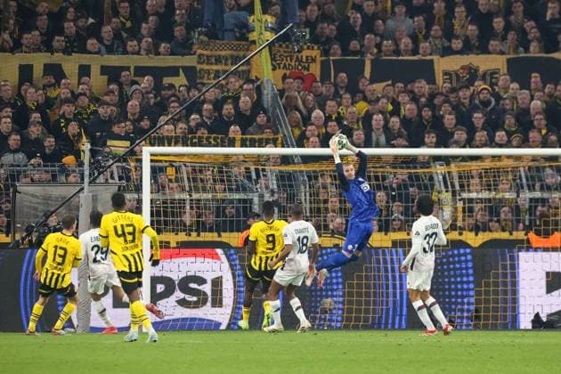 Lucas Chevalier LOSC Lille, 30 on the ball, GER, Borussia Dortmund vs LOSC Lille, Football, Champions League, Round of 16, 2024 2025 season, 04 03 2025 GER, Borussia Dortmund vs LOSC Lille, Football, Champions League, Round of 16, 2024 2025 season, 04 03 2025 Dortmund Copyright: xEibner-Pressefoto FrankxZeisingx EP_FZG