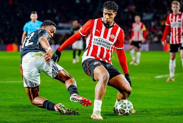 Arsenal defender Jurrien Timber, PSV Eindhoven midfielder Ismael Saibari during the match PSV Arsenal at the Philips stadium for the UEFA Champions League Round of 16 1st leg season 2024 2025 in EINDHOVEN, Netherlands on 4 march 2025, photo by Marcel van Dorst EYE4images DeFodi Images