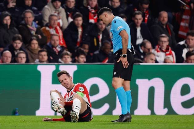 EINDHOVEN, 04-03-2025, Philips Stadium, UEFA Champions League, round of 16 1st leg, season 2024 25, match between PSV and Arsenal, PSV player Luuk de Jong, referee Jesus Gil Manzano PSV - Arsenal  x28168872x Copyright:
