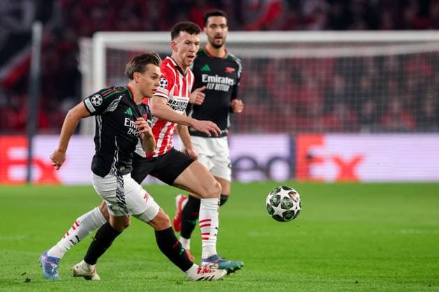 2025-03-04 PSV v Arsenal FC - UEFA Champions League 2024 25 Round of 16 First Leg EINDHOVEN, NETHERLANDS - MARCH 4: Leandro Trossard of Arsenal FC battles for possession with Ivan Perisic of PSV during the UEFA Champions League 2024 25 Round of 16 First Leg match between PSV and Arsenal FC at PSV Stadion on March 4, 2025 in Eindhoven, Netherlands. Eindhoven PSV Stadion Netherlands Content not available for redistribution in The Netherlands directly or indirectly through any third parties. Copyright: xBenxGalx