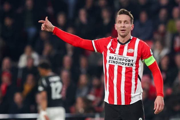 2025-03-04 PSV v Arsenal FC - UEFA Champions League 2024 25 Round of 16 First Leg EINDHOVEN, NETHERLANDS - MARCH 4: Luuk de Jong of PSV gestures during the UEFA Champions League 2024 25 Round of 16 First Leg match between PSV and Arsenal FC at PSV Stadion on March 4, 2025 in Eindhoven, Netherlands. Eindhoven PSV Stadion Netherlands Content not available for redistribution in The Netherlands directly or indirectly through any third parties. Copyright: xBenxGalx