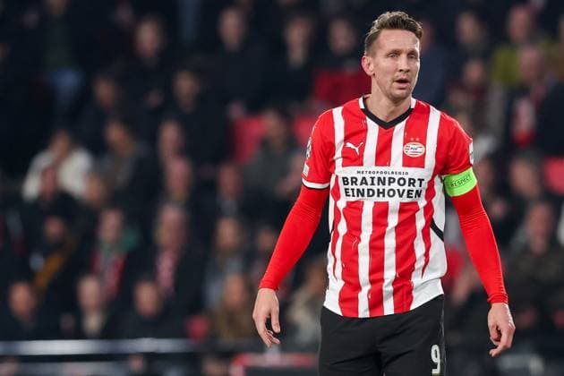 2025-03-04 PSV v Arsenal FC - UEFA Champions League 2024 25 Round of 16 First Leg EINDHOVEN, NETHERLANDS - MARCH 4: Luuk de Jong of PSV gestures during the UEFA Champions League 2024 25 Round of 16 First Leg match between PSV and Arsenal FC at PSV Stadion on March 4, 2025 in Eindhoven, Netherlands. Eindhoven PSV Stadion Netherlands Content not available for redistribution in The Netherlands directly or indirectly through any third parties. Copyright: xBenxGalx