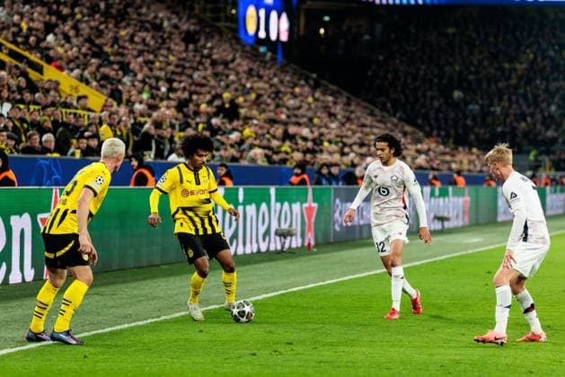 UEFA Champions League, Borussia Dortmund LOSC Lille 04 03 2025 duel Julian Ryerson Borussia Dortmund, 26 , Karim Adeyemi Borussia Dortmund, 27 , Ayyoub Bouaddi LOSC Lille, 32 , Hakon Arnar Haraldsson LOSC Lille, 7 UEFA Champions League round of 16 first leg, Borussia Dortmund LOSC Lille Dortmund, SIGNAL IDUNA PARK on 04 03 2025 Copyright: xBEAUTIFULxSPORTS Wunderlx