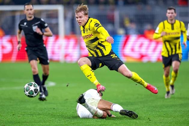 04 03 2025, Football, UEFA Champions League, Borussia Dortmund OSC Lille, Signal Iduna Park, Round of 16, Season 2024 2025 Daniel Svensson BVB 24 jumps over Benjamin Andre LOSC Lille 21 North Rhine-Westphalia Germany