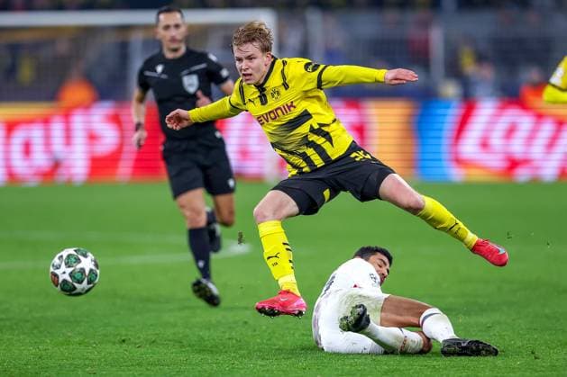 04 03 2025, Football, UEFA Champions League, Borussia Dortmund OSC Lille, Signal Iduna Park, Round of 16, Season 2024 2025 Daniel Svensson BVB 24 jumps over Benjamin Andre LOSC Lille 21 North Rhine-Westphalia Germany