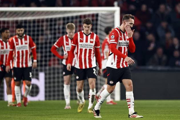 EINDHOVEN - (l-r) Ismael Saibari of PSV Eindhoven, Jerdy Schouten of PSV Eindhoven, Guus Til of PSV Eindhoven, Luuk de Jong of PSV Eindhoven disappointment after the 0-2 during the UEFA Champions league match between PSV Eindhoven and Arsenal FC at Phillips stadium on March 4, 2025 in Eindhoven, Netherlands. ANP MAURICE VAN STEEN UEFA Champions League 2024 25 Round of 16 First leg 2024 25 xVIxANPxSportx xxANPxIVx 521568448 originalFilename: 521568448.jpg
