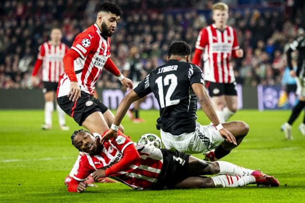 EINDHOVEN - (l-r) Ismael Saibari of PSV Eindhoven, Tyrell Malacia of PSV Eindhoven, JurrioÂ«n Timber of Arsenal FC during the UEFA Champions league match between PSV Eindhoven and Arsenal FC at Phillips Stadium on March 4, 2025 in Eindhoven, Netherlands. ANP ROBIN VAN LONKHUIJSEN UEFA Champions League 2024 25 Round of 16 First leg 2024 25 xVIxANPxSportx xxANPxIVx 521568769 originalFilename: 521568769.jpg