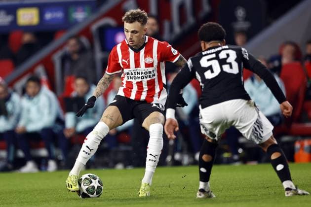 EINDHOVEN - (l-r) Noa Lang of PSV Eindhoven, Ethan Nwaneri of Arsenal FC during the UEFA Champions league match between PSV Eindhoven and Arsenal FC at Phillips Stadium on March 4, 2025 in Eindhoven, Netherlands. ANP MAURICE VAN STEEN UEFA Champions League 2024 25 Round of 16 First leg 2024 25 xVIxANPxSportx xxANPxIVx 521568888 originalFilename: 521568888.jpg