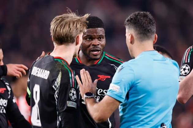 EINDHOVEN, 04-03-2025, Philips Stadium, UEFA Champions League, round of 16 1st leg, season 2024 25, match between PSV and Arsenal, Arsenal player Thomas Partey, referee Jesus Gil Manzano PSV - Arsenal  x28168997x Copyright: