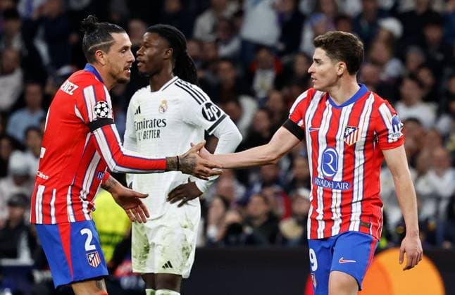 Julian Ãlvarez of Atletico Madrid shakes hands with Josà Gimà nez after scoring a goal to make it 1-1 Real Madrid v Atletico Madrid , UEFA Champions League, Round of 16, First Leg, Football, Santiago Bernabeu, Madrid, Spain - 04 Mar 2025 EDITORIAL USE ONLY No use with unauthorised audio, video, data, fixture lists, club league logos or live services. Online in-match use limited to 120 images, no video emulation. No use in betting, games or single club league player publications. Copyright: xRubenxAlbarran Shutterstockx 15178301bm