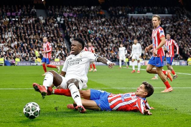 Giuliano Simeone of Atletico Madrid tackles Vinicius Junior of Real Madrid Real Madrid v Atletico Madrid , UEFA Champions League, Round of 16, First Leg, Football, Santiago Bernabeu, Madrid, Spain - 04 Mar 2025 EDITORIAL USE ONLY No use with unauthorised audio, video, data, fixture lists, club league logos or live services. Online in-match use limited to 120 images, no video emulation. No use in betting, games or single club league player publications. Copyright: xRubenxAlbarran Shutterstockx 15178301bq