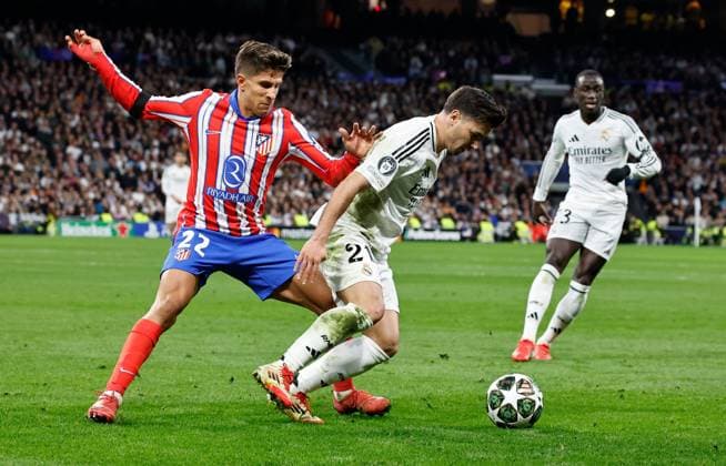 Giuliano Simeone of Atletico Madrid and Brahim Diaz of Real Madrid Real Madrid v Atletico Madrid , UEFA Champions League, Round of 16, First Leg, Football, Santiago Bernabeu, Madrid, Spain - 04 Mar 2025 EDITORIAL USE ONLY No use with unauthorised audio, video, data, fixture lists, club league logos or live services. Online in-match use limited to 120 images, no video emulation. No use in betting, games or single club league player publications. Copyright: xRubenxAlbarran Shutterstockx 15178301bx