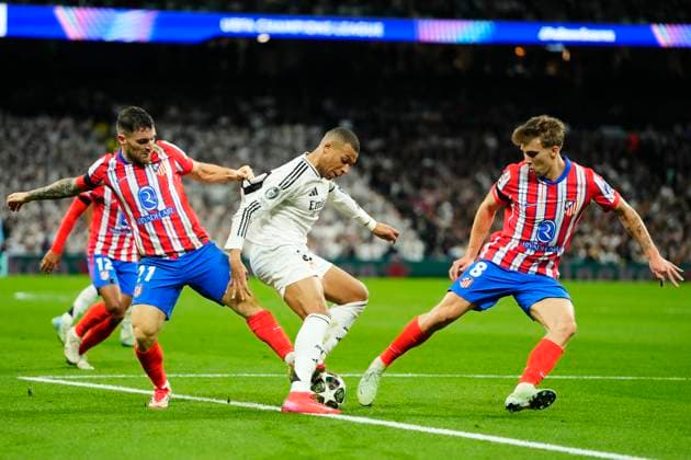 Real Madrid C.F. v Atletico de Madrid - UEFA Champions League 2024 25 Round of 16 First Leg Kylian Mbappe centre-forward of Real Madrid and France and Javi Galan left-back of Atletico de Madrid and Spain compete for the ball during the UEFA Champions League 2024 25 UEFA Champions League 2024 25 Round of 16 first leg match between Real Madrid C.F. and Atletico de Madrid at Estadio Santiago Bernabeu on March 4, 2025 in Madrid, Spain. Madrid Spain  Copyright: xJosexBretonx originalFilename:bretonhernandez-realmadr250304_nplep.jpg
