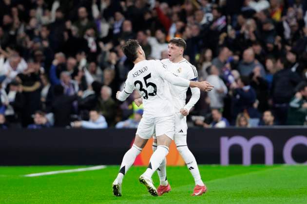 UEFA champions league - Real Madrid vs Atletico de Madrid MADRID, SPAIN - March 4: Federico Valverde of Real Madrid and Raul Asencio of Real Madrid celebrates a goal during the UEFA champions league 2024 25 Round of 16 First Leg match between Real Madrid and Atletico de Madrid at Santiago Bernabeu Stadium. (Photo by Guillermo Martinez) Madrid Santiago Bernabeu Stadium Spain Copyright: xGuillermoxMartinezx