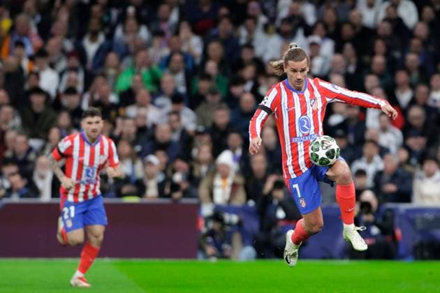 UEFA champions league - Real Madrid vs Atletico de Madrid MADRID, SPAIN - March 4: Antoine Griezmann of Atletico de Madrid controls the ball during the UEFA champions league 2024 25 Round of 16 First Leg match between Real Madrid and Atletico de Madrid at Santiago Bernabeu Stadium. (Photo by Guillermo Martinez) Madrid Santiago Bernabeu Stadium Spain Copyright: xGuillermoxMartinezx