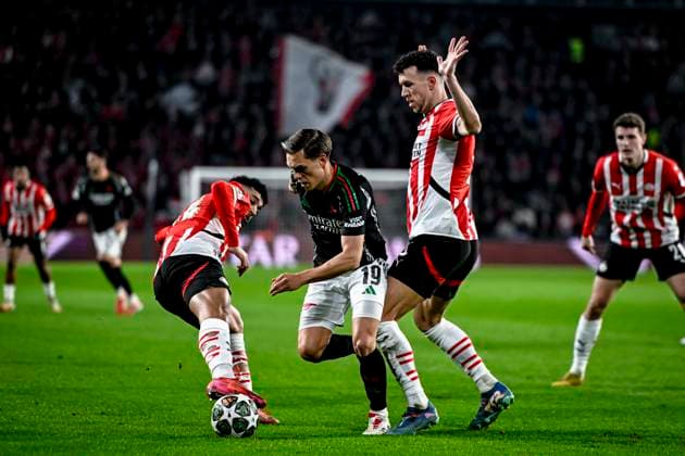 PSV midfielder Richard Ledezma, Arsenal midfielder Leandro Trossard, PSV midfielder Ivan Perisic , during the match PSV Arsenal at the Philips stadium for the UEFA Champions League Round of 16 1st leg season 2024 2025 in EINDHOVEN, Netherlands on 4 march 2025, photo by Stefan Koops EYE4images DeFodi Images