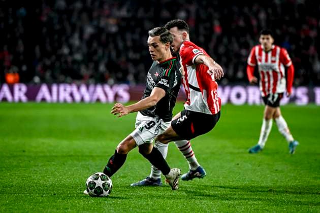 Arsenal midfielder Leandro Trossard, PSV midfielder Ivan Perisic , during the match PSV Arsenal at the Philips stadium for the UEFA Champions League Round of 16 1st leg season 2024 2025 in EINDHOVEN, Netherlands on 4 march 2025, photo by Stefan Koops EYE4images DeFodi Images