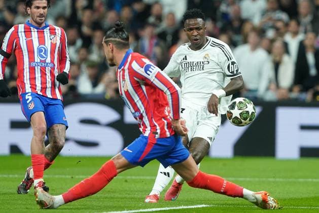 Real Madrid CF s Vinicius Junior (r) and Atletico de Madrid s Jose Maria Gimenez during Champions League 2024 2025 Round of 16 1st leg match. March 4,2025. (20250304200)