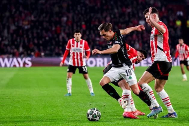 2025-03-04 PSV v Arsenal FC - UEFA Champions League 2024 25 Round of 16 First Leg EINDHOVEN, NETHERLANDS - MARCH 4: Ismael Saibari of PSV battles for possession with Leandro Trossard of Arsenal FC and Ivan Perisic of PSV during the UEFA Champions League 2024 25 Round of 16 First Leg match between PSV and Arsenal FC at PSV Stadion on March 4, 2025 in Eindhoven, Netherlands. Eindhoven PSV Stadion Netherlands Content not available for redistribution in The Netherlands directly or indirectly through any third parties. Copyright: xBenxGalx