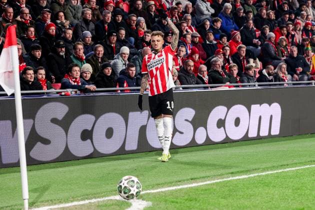 2025-03-04 PSV v Arsenal FC - UEFA Champions League 2024 25 Round of 16 First Leg EINDHOVEN, NETHERLANDS - MARCH 4: Noa Lang of PSV takes a corner kick during the UEFA Champions League 2024 25 Round of 16 First Leg match between PSV and Arsenal FC at PSV Stadion on March 4, 2025 in Eindhoven, Netherlands. Eindhoven PSV Stadion Netherlands Content not available for redistribution in The Netherlands directly or indirectly through any third parties. Copyright: xBenxGalx