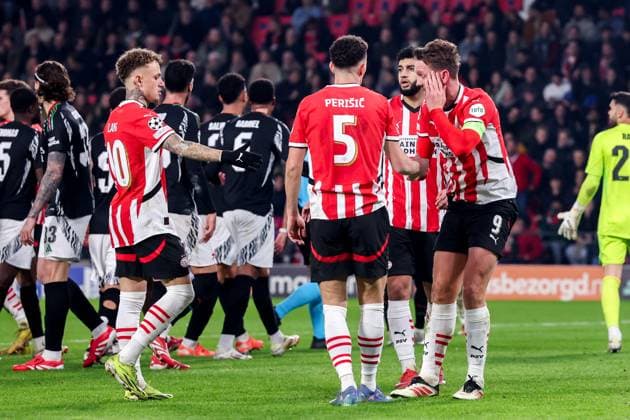 2025-03-04 PSV v Arsenal FC - UEFA Champions League 2024 25 Round of 16 First Leg EINDHOVEN, NETHERLANDS - MARCH 4: Luuk de Jong of PSV in discussion with Ivan Perisic of PSV, Ismael Saibari of PSV, Noa Lang of PSV during the UEFA Champions League 2024 25 Round of 16 First Leg match between PSV and Arsenal FC at PSV Stadion on March 4, 2025 in Eindhoven, Netherlands. Eindhoven PSV Stadion Netherlands Content not available for redistribution in The Netherlands directly or indirectly through any third parties. Copyright: xBenxGalx