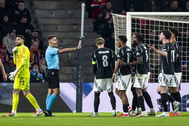 EINDHOVEN - Referee JesoÂºs Gil Manzano gives PSV a penalty kick during the UEFA Champions league match between PSV Eindhoven and Arsenal FC at Phillips Stadium on March 4, 2025 in Eindhoven, Netherlands. ANP ROBIN VAN LONKHUIJSEN UEFA Champions League 2024 25 Round of 16 First leg 2024 25 xVIxANPxSportx xxANPxIVx 521569791 originalFilename: 521569791.jpg