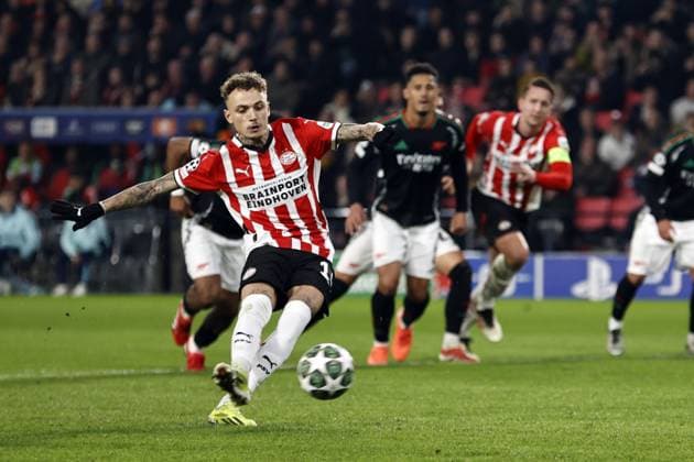 EINDHOVEN - Noa Lang of PSV Eindhoven scores the 1-3 during the UEFA Champions league match between PSV Eindhoven and Arsenal FC at Phillips Stadium on March 4, 2025 in Eindhoven, Netherlands. ANP MAURICE VAN STEEN UEFA Champions League 2024 25 Round of 16 First leg 2024 25 xVIxANPxSportx xxANPxIVx 521569924 originalFilename: 521569924.jpg