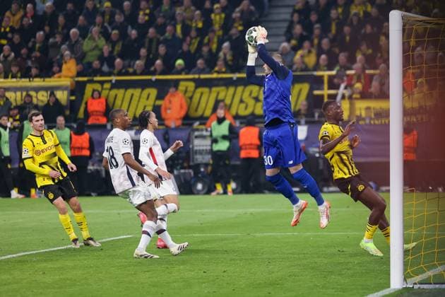 04 03 2025, UEFA Champions League, round of 16, Borussia Dortmund Lille OSC, goalkeeper Lucas Chevalier LOSC Lille intercepts the ball, Dortmund Signal Iduna Park NRW Germany xRHR PHOTO DEx Copyright: DennisxEwert RHR-FOTOx RHR-FOTO DE