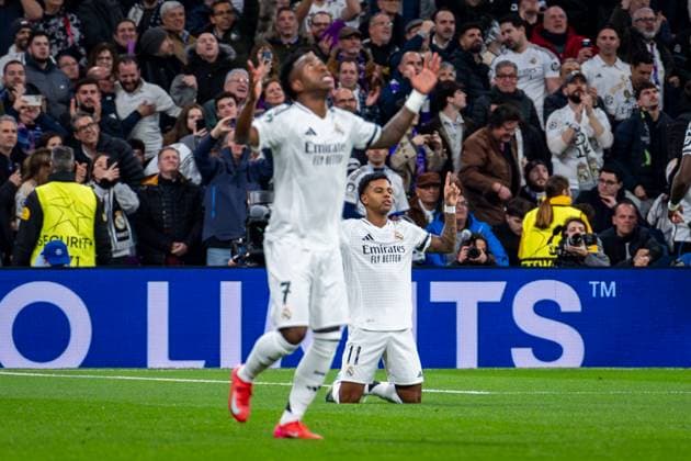 Real Madrid CF vs Atletico de Madrid - UEFA Champions League 2024 25 Round of 16 First Leg Vinicius Junior (L) and Rodrygo Silva de Goes (R) of Real Madrid CF celebrates a goal during the UEFA Champions League 2024 25 Round of 16 first leg match between Real Madrid C.F. and Atletico de Madrid at Estadio Santiago Bernabeu on March 4, 2025 in Madrid, Spain. Madrid Estadio Santiago Bernabeu Madrid Spain Copyright: xAlbertoxGardinx AGardin_20250304_Football_Champions_Real_Madrid_Atletico_Madrid_0300