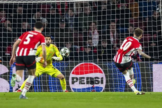 EINDHOVEN - Noa Lang of PSV Eindhoven scores the 1-3 from a penalty kick during the UEFA Champions league match between PSV Eindhoven and Arsenal FC at Phillips Stadium on March 4, 2025 in Eindhoven, Netherlands. ANP ROBIN VAN LONKHUIJSEN UEFA Champions League 2024 25 Round of 16 First leg 2024 25 xVIxANPxSportx xxANPxIVx 521570235 originalFilename: 521570235.jpg