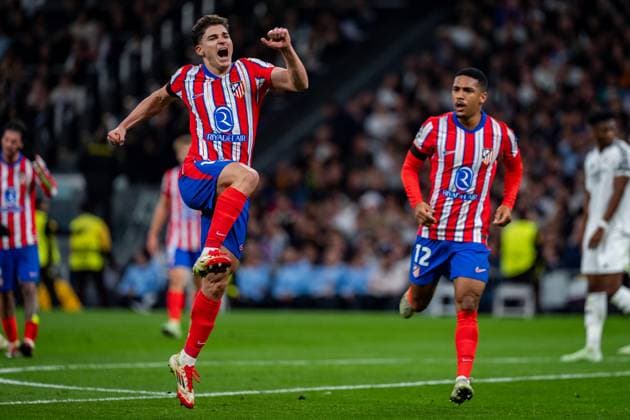 Real Madrid CF vs Atletico de Madrid - UEFA Champions League 2024 25 Round of 16 First Leg Julian Alvarez (L) of Atletico de Madrid celebrates his goal with Samuel Lino of Atletico de Madrid (R) during the UEFA Champions League 2024 25 Round of 16 first leg match between Real Madrid C.F. and Atletico de Madrid at Estadio Santiago Bernabeu on March 4, 2025 in Madrid, Spain. Madrid Estadio Santiago Bernabeu Madrid Spain Copyright: xAlbertoxGardinx AGardin_20250304_Football_Champions_Real_Madrid_Atletico_Madrid_0303