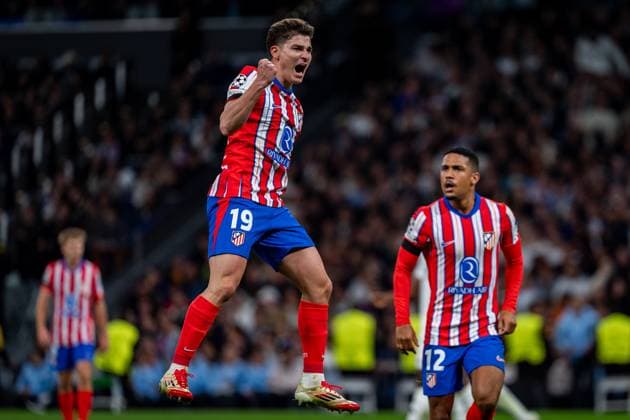 Real Madrid CF vs Atletico de Madrid - UEFA Champions League 2024 25 Round of 16 First Leg Julian Alvarez (L) of Atletico de Madrid celebrates his goal with Samuel Lino of Atletico de Madrid (R) during the UEFA Champions League 2024 25 Round of 16 first leg match between Real Madrid C.F. and Atletico de Madrid at Estadio Santiago Bernabeu on March 4, 2025 in Madrid, Spain. Madrid Estadio Santiago Bernabeu Madrid Spain Copyright: xAlbertoxGardinx AGardin_20250304_Football_Champions_Real_Madrid_Atletico_Madrid_0308