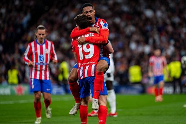 Real Madrid CF vs Atletico de Madrid - UEFA Champions League 2024 25 Round of 16 First Leg Julian Alvarez (L) of Atletico de Madrid celebrates his goal with Samuel Lino of Atletico de Madrid (R) during the UEFA Champions League 2024 25 Round of 16 first leg match between Real Madrid C.F. and Atletico de Madrid at Estadio Santiago Bernabeu on March 4, 2025 in Madrid, Spain. Madrid Estadio Santiago Bernabeu Madrid Spain Copyright: xAlbertoxGardinx AGardin_20250304_Football_Champions_Real_Madrid_Atletico_Madrid_0310