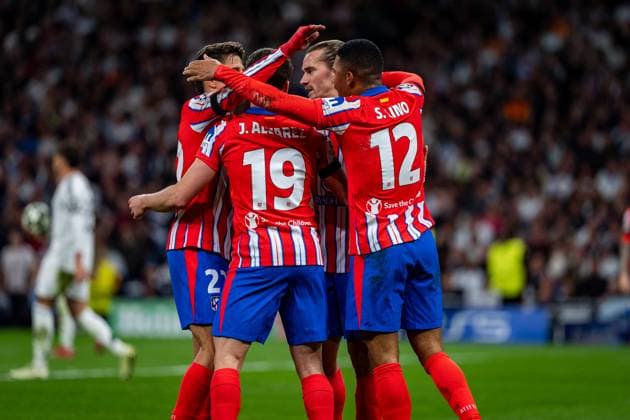 Real Madrid CF vs Atletico de Madrid - UEFA Champions League 2024 25 Round of 16 First Leg Players of Atletico de Madrid (from L to R) Giuliano Simeone, Julian Alvarez, Antoine Griezmann, Samuel Lino celebrates a goal during the UEFA Champions League 2024 25 Round of 16 first leg match between Real Madrid C.F. and Atletico de Madrid at Estadio Santiago Bernabeu on March 4, 2025 in Madrid, Spain. Madrid Estadio Santiago Bernabeu Madrid Spain Copyright: xAlbertoxGardinx AGardin_20250304_Football_Champions_Real_Madrid_Atletico_Madrid_0312