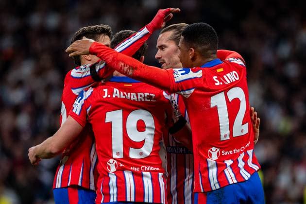 Real Madrid CF vs Atletico de Madrid - UEFA Champions League 2024 25 Round of 16 First Leg Players of Atletico de Madrid (from L to R) Giuliano Simeone, Julian Alvarez, Antoine Griezmann, Samuel Lino celebrates a goal during the UEFA Champions League 2024 25 Round of 16 first leg match between Real Madrid C.F. and Atletico de Madrid at Estadio Santiago Bernabeu on March 4, 2025 in Madrid, Spain. Madrid Estadio Santiago Bernabeu Madrid Spain Copyright: xAlbertoxGardinx AGardin_20250304_Football_Champions_Real_Madrid_Atletico_Madrid_0313