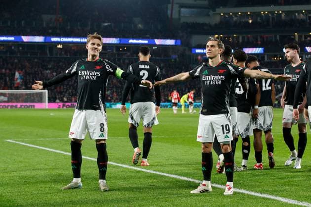 Martin odegaard of Arsenal celebrates scoring the goal for their side with their teammates to make it 4-1 PSV Eindhoven v Arsenal, UEFA Champions League, Round of 16, First Leg, Football, Philips Stadion, Eindhoven, Netherlands - 04 Mar 2025 EDITORIAL USE ONLY No use with unauthorised audio, video, data, fixture lists, club league logos or live services. Online in-match use limited to 120 images, no video emulation. No use in betting, games or single club league player publications.  Copyright: xBartxStoutjesdijk Shutterstockx 15176980bh