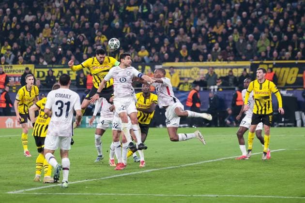 04 03 2025, UEFA Champions League, round of 16, Borussia Dortmund Lille OSC, Emre Can Borussia Dortmund extends on Pascal Groß Borussia Dortmund who is just offside, Dortmund Signal Iduna Park NRW Germany xRHR PHOTO DEx Copyright: DennisxEwert RHR-FOTOx RHR-FOTO DE