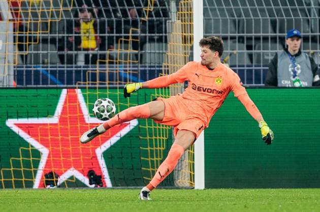 UEFA Champions League, Borussia Dortmund LOSC Lille 04 03 2025 Gregor Kobel Borussia Dortmund, 1 tee, shoots UEFA Champions League round of 16 first leg, Borussia Dortmund LOSC Lille Dortmund, SIGNAL IDUNA PARK on 04 03 2025 Copyright: xBEAUTIFULxSPORTS Wunderlx
