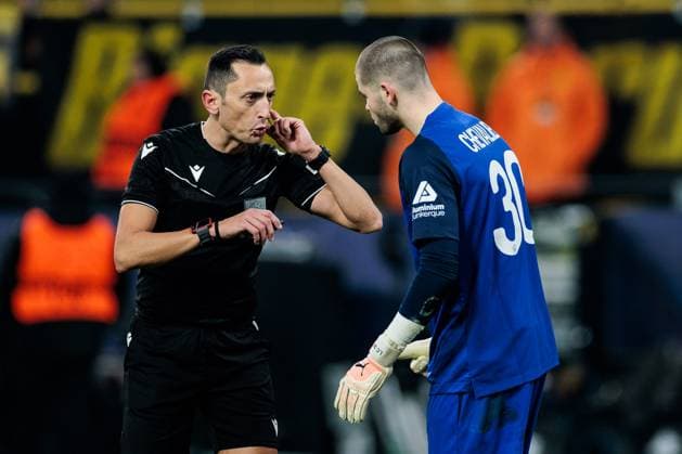 UEFA Champions League, Borussia Dortmund LOSC Lille 04 03 2025 Referee José Maria Sanchez Martinez Spain talks to Lucas Chevalier LOSC Lille, 30 UEFA Champions League round of 16 first leg, Borussia Dortmund LOSC Lille Dortmund, SIGNAL IDUNA PARK on 04 03 2025 Copyright: xBEAUTIFULxSPORTS Wunderlx