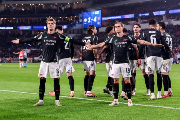 2025-03-04 PSV v Arsenal FC - UEFA Champions League 2024 25 Round of 16 First Leg EINDHOVEN, NETHERLANDS - MARCH 4: Martin Odegaard of Arsenal FC celebrates after scoring his teams fourth goal, Leandro Trossard of Arsenal FC during the UEFA Champions League 2024 25 Round of 16 First Leg match between PSV and Arsenal FC at PSV Stadion on March 4, 2025 in Eindhoven, Netherlands. Eindhoven PSV Stadion Netherlands Content not available for redistribution in The Netherlands directly or indirectly through any third parties. Copyright: xBenxGalx