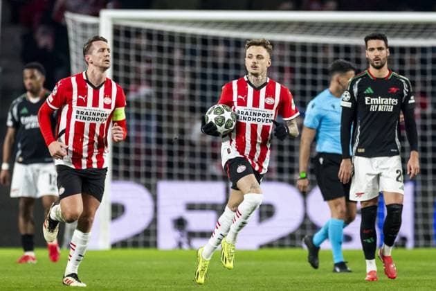 EINDHOVEN - (l-r) Luuk de Jong of PSV Eindhoven, Noa Lang of PSV Eindhoven celebrate 1-3 during the UEFA Champions league match between PSV Eindhoven and Arsenal FC at Phillips Stadium on March 4, 2025 in Eindhoven, Netherlands. ANP ROBIN VAN LONKHUIJSEN UEFA Champions League 2024 25 Round of 16 First leg 2024 25 xVIxANPxSportx xxANPxIVx 521571540 originalFilename: 521571540.jpg